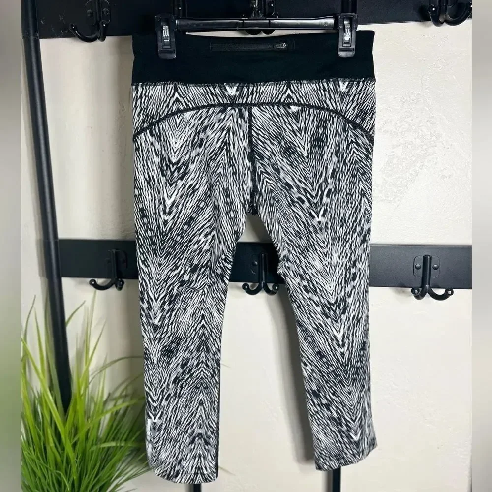 Nike Womens Epic Run Printed Dri fit Capri Leggings Size Medium